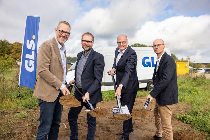 Fra venstre ses Jakob Ville, Koldings borgmester, Christian Trillingsgaard, investor og udlejer, Steen Kristensen, Managing Director i GLS Denmark og Morten Høilund fra entreprenør Kjæhr & Trillingsgaard