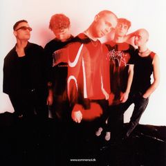 Kind mod Kind, det danske band, leverer en eklektisk lyd, der fusionerer genrer og skaber en energisk musikoplevelse. En gruppe, der skiller sig ud, og stiller op med deres kæmpe radiohits, ’Love Isn't Easy’ og ’Du gør mig blind’.