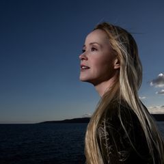 Tina Dickow, er den elskede danske sanger og sangskriver, der med hendes rørende tekster og smukke stemme har vundet hjertet på utallige musikelskere. Hendes optræden på Sommersol På Slottet 2024 er en begivenhed, man ikke må gå glip af.