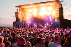 Sommersol i Bakkerne er en del af tranformationen af Bramslev Bakker til et unikt eventsted. Her bydes på fed stemning, og store musiknavne i Bramslev Bakker