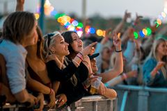 Der bliver budt på unik festivalstemning og store danske navne i når Sommersol Festival besøger Bramslev Bakker ved Hobro.