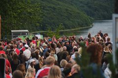 Publikum har den smukkeste udsigt over Mariager Fjord.