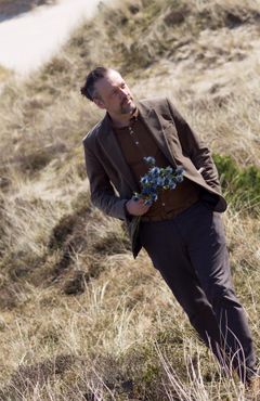 Johnny Haugaard, anerkendt blomsterkunstner og skaberen af den spektakulære 450 meter lange kunstinstallation i Bramslev Bakker, Midgaardsormens Ham, der forener natur, æstetik og stedets unikke atmosfære.