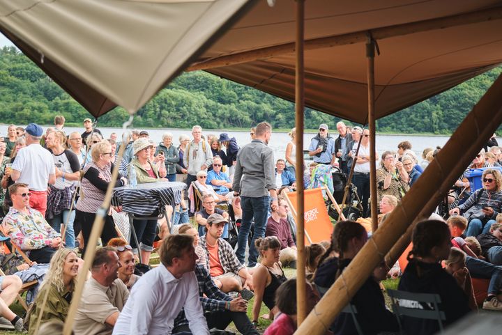Fra flop til folkefest. Over 4.000 gæster har meldt sig til Sommersus, der foregår direkte ved den smukke Mariager Fjord.