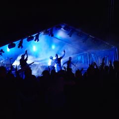 Den 5. og 6. juni slår Charlottenlund Slot dørene op til Sommerkoncerter på slottets plæner – en intim koncertoplevelse med nogle af Danmarks stærkeste musiknavne.