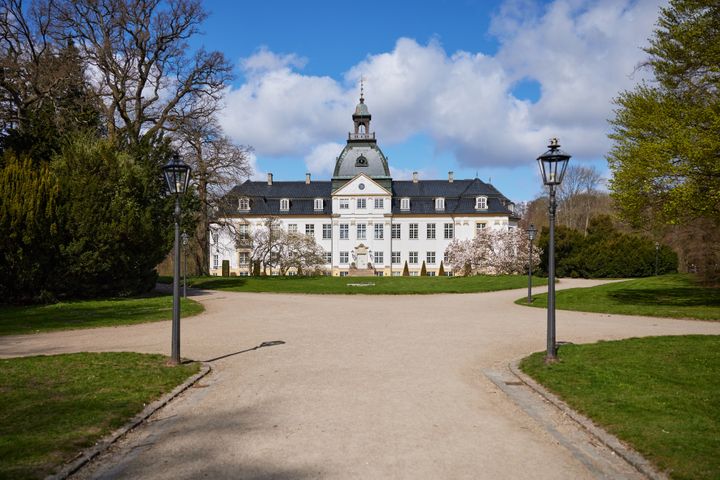 Charlottenlund Slot slår dørene op til Sommerkoncerter på slottet – en intim koncertoplevelse med nogle af Danmarks stærkeste musiknavne: Dahlin, Juno, Ankerstjerne, Karoline Funder, Danser med Piger og Selma Milt med flere.