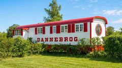Fra sommeren 2026 kan du overnatte som ægte cirkusdirektør i den originale direktørvogn fra Cirkus Dannebrog — restaureret og placeret i Bramslev Bakker med udsigt over Mariager Fjord. Plads til 2 voksne og 2 børn, masser af cirkusmagi og måske Danmarks bedste morgenudsigt.
