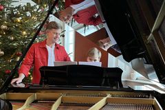 Kun få billetter er tilbage til Caspar og Silas Phillipsons julekoncert den 15. december. Derfor afholder Charlottenlund Slot en ekstrakoncert den 17. december.