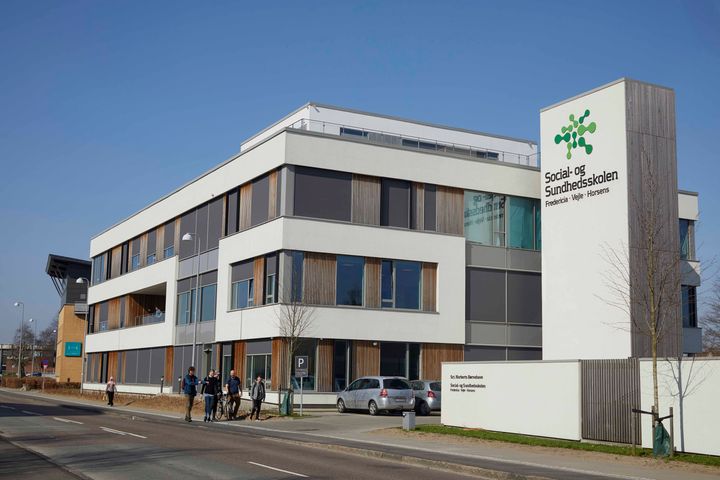 På toppen af Social- og Sundhedsskolen i Vejle bliver der snart bygget en taghave. Den nye grønne velfærdshave, der er støttet økonomisk af A.P. Møller og Chastine Mc-Kinney Møllers Fond til almene Formaal, bliver et udendørs undervisningsrum for eleverne på skolen. Fotograf: Pernille Bering.