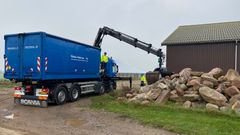 På billedet ses en af de mange bunker indsamlet sten, der blev hentet hos fynske landmænd.