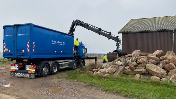 På billedet ses en af de mange bunker indsamlet sten, der blev hentet hos fynske landmænd.