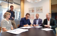 Kontrakten underskrives (fra venstre: Seniorprojektleder Vibeke Gravlund, byggedirektør Rasmus Jessing, vicedirektør Michael Nielsen-Elgaard, alle fra KAB, CEO Torben Modvig og direktør Claus Møller, begge fra Nordstern).