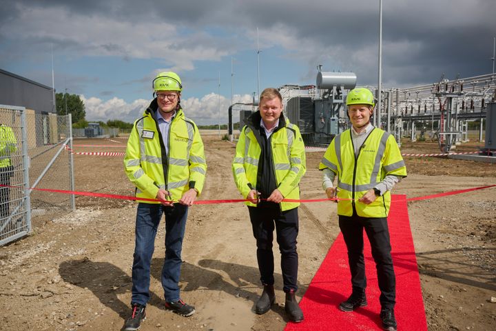 Anders Vikkelsø, adm. direktør i Nexel, Simon Hansen (S), borgmester i Guldborgsund Kommune, og Frederik Dalgård Andersen, planlægningschef i Cerius-Radius, klipper snoren til ny transformerstation i Nr. Alslev på Falster