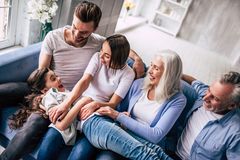 Flere generationer hygger sig sammen.