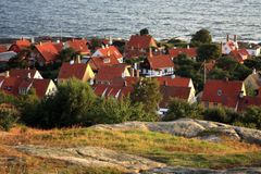 Landsby med traditionelle røde tage tæt ved havet.