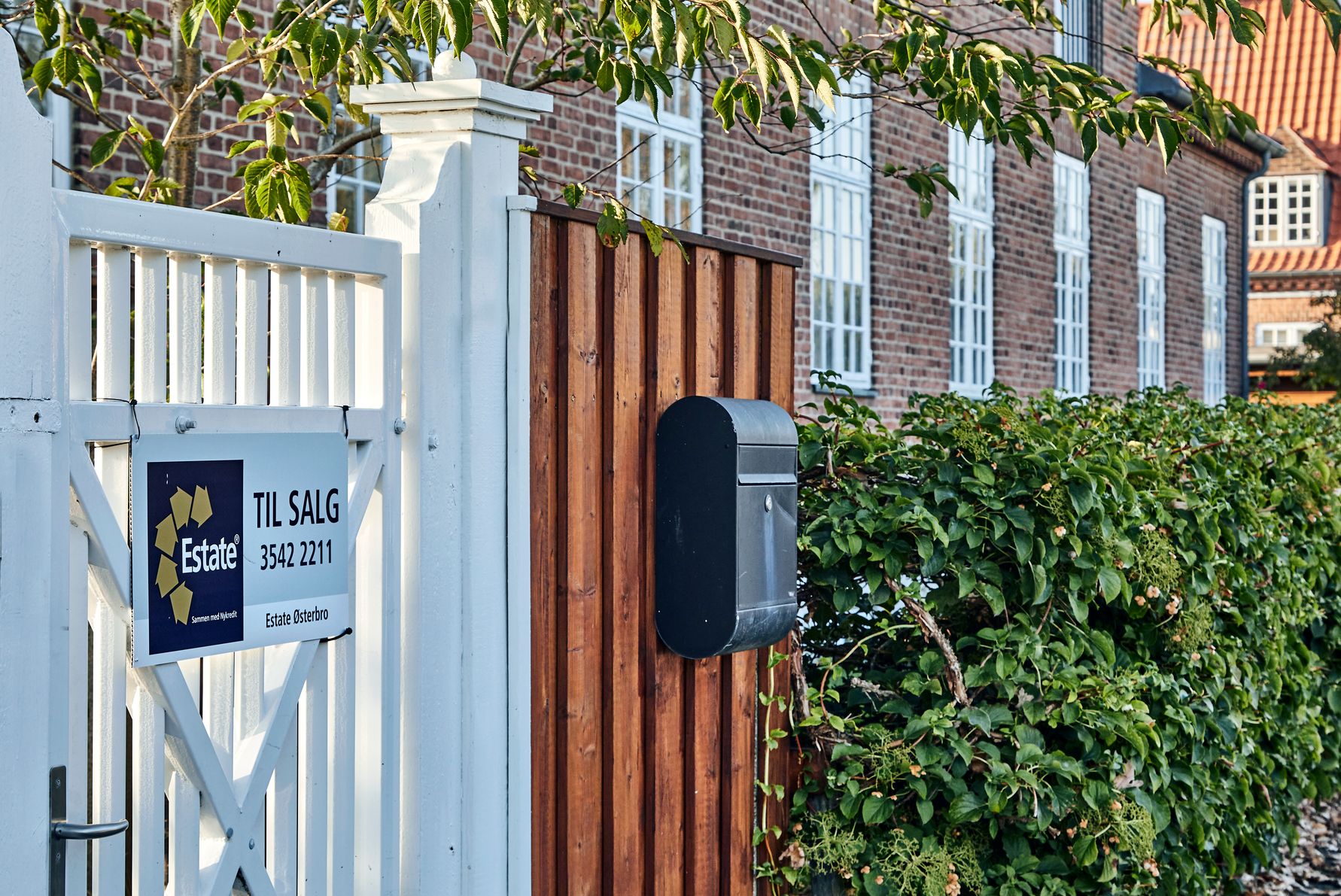 Inden boligen sættes til salg, er det vigtigt at få overblik over boligens stand og lovpligtige rapporter. Det giver tryghed for både køber og sælger.