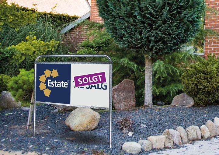 Skilt foran et hus med teksten "Estate" og "SOLGT".