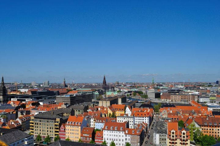Udsigt over København med røde tage og klare himmel.