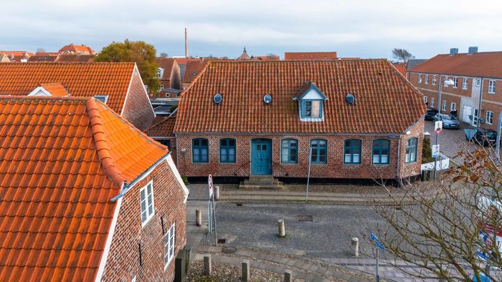 Rødt murstenshus i Ringkøbing med teglstenstag