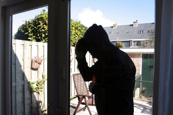 Forebyggelse er nøglen til tryghed. Små tiltag i hjemmet kan gøre en stor forskel, når boligen står tom i sommerferien.