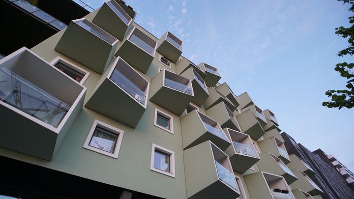Billede af en moderne bygning med fremspringende geometriske altaner.