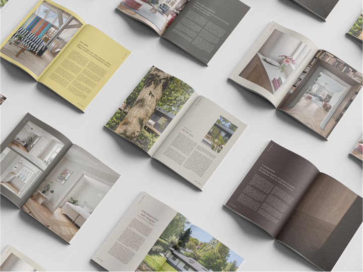 Flere%20%26MAGAZINE%20ligger%20spredt%20ud%20p%E5%20og%20%20viser%20forskellige%20designbilleder%20og%20artikler.