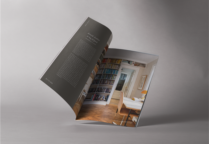 Det er mere en coffee table book, end et magasin. &MAGAZINE ligger her åbent med en bogreol og et bord ved siden af.