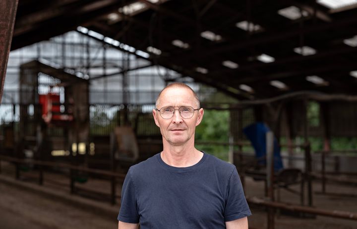 Henrik Jespersen står i en stor, åben bygning.