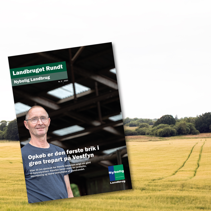 Et%20magasin%20med%20en%20mand%20foran%20en%20lade%20og%20en%20mark%20i%20baggrunden.%20Tekst%3A%20%22Landbruget%20Rundt%20-%20Nybolig%20Landbrug.%20Opk%F8b%20er%20den%20f%F8rste%20brik%20i%20gr%F8n%20trepart%20p%E5%20Vestfyn.%22