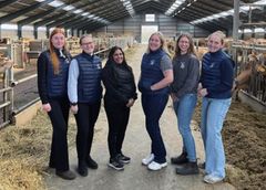 Marie Rasmussen (nummer to fra højre) og den øvrige bestyrelse for De Kvindelige Bønder på gårdbesøg.