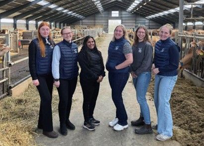 Marie Rasmussen (nummer to fra højre) og den øvrige bestyrelse for De Kvindelige Bønder på gårdbesøg.