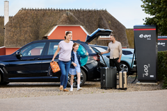 Familie på tur til en opladning og overnatning på Tyrstrup Kro