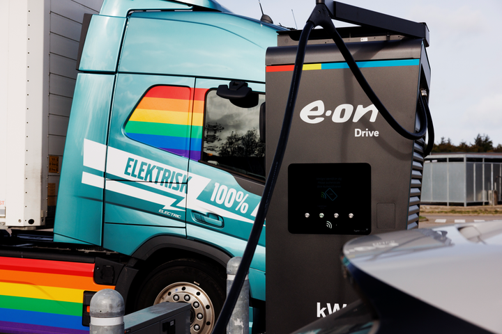 Volvo ellastbil under opladning på Hirtshals Transport Center ved E.ON Drive Infrastructure 400 kW ladestander til tung transport