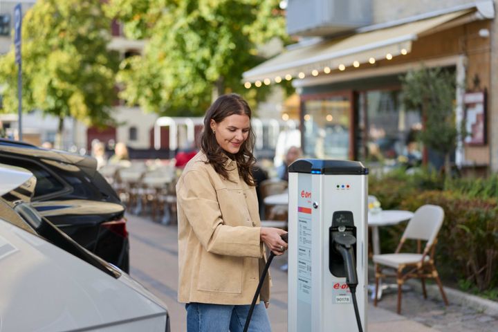 Nyt ladeabonnement fra E.ON. Her lader man til spotpris + 25 øre per kWh.