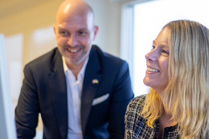 De to tidligere folketingspolitikere Mette Dencker og Per Ørum rådgiver virksomheder og organisationer, der vil i dialog med deres tidligere kolleger på Christiansborg.