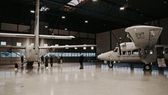 De to Twin Otter-fly i hangar