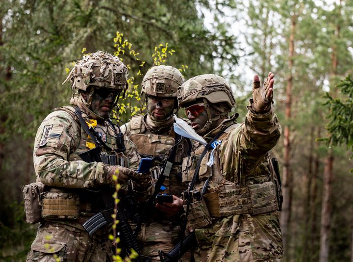 Tre soldater fra Hjemmeværnet kigger på et kompas