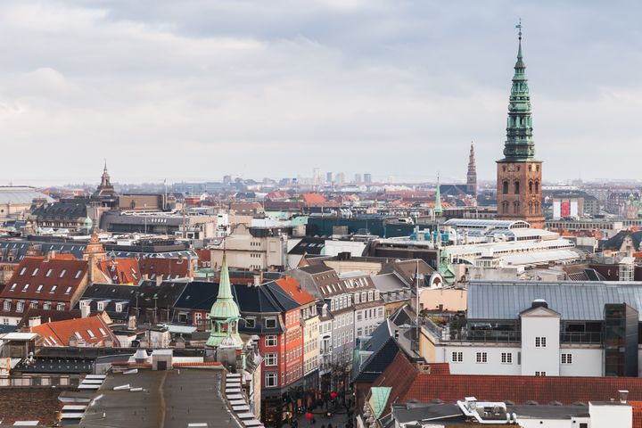 Regeringen og et bredt flertal af Folketingets partier præsenterer en række tiltag som styrker tilsynet, giver myndighederne nye værktøjer samt forhøjer bødestraffen for brud på reglerne for korttidsudlejning.