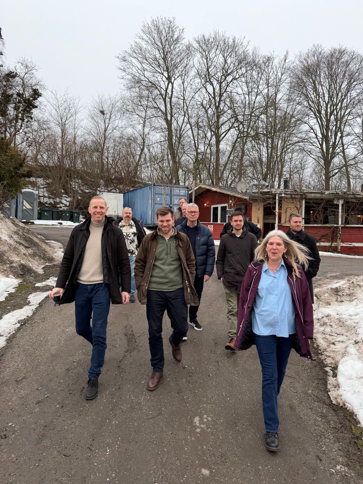 Minister for byer og landdistrikter Morten Dahlin besøger Corona Camping sammen med borgmester i Køge Kommune, Ken Kristensen.