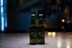 Med rigtige kapsler, etiketter og alkoholfri øl indeni.