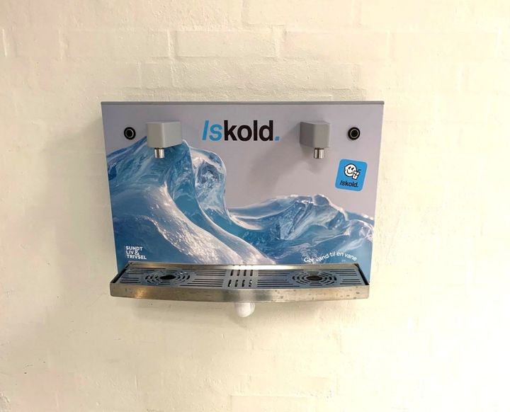 En af vandposterne, der er sat op på skoler, i haller m.m.