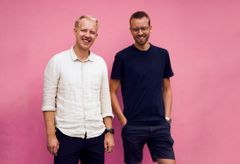 Et billede af de to grundlæggere af ønskeliste appen Cupio, Frederik Olesen & Christian Hartvig, taget op imod en lyserød væg.