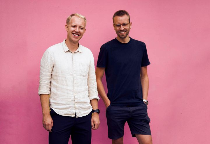 De to grundlæggere af ønskeliste appen Cupio står op mod en lyserød væg