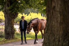 Selv om det primært er eliterytterne, der bliver kigget kritisk efter i sømmene i disse dage, bør debatten brede sig til alle de danske stalde, da alle heste bør være sunde, raske og glade uanset rytterens ambitionsniveau, mener Agria Dyreforsikring.