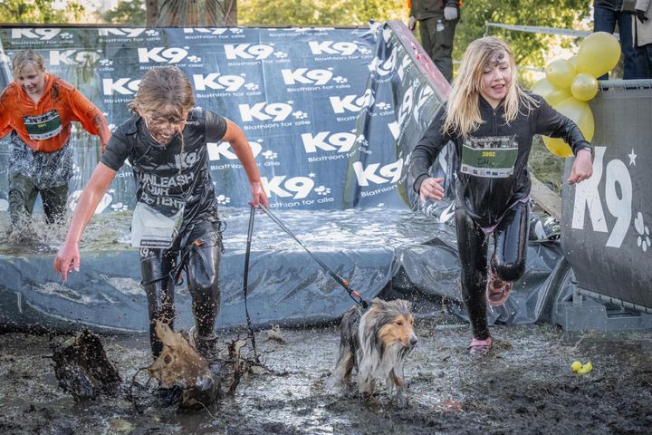 Der er plads til både store og små, kortbenede og langbenede, når K9 Biathlon for alle inviterer til forhindringsløb med hund - for tobenede deltagere i alderen 3 til 80 år og hunde af alverdens racer.