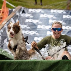 K9 Biathlon handler helt grundlæggende om, at hund og fører sammen skal gennemføre et forhindringsløb. Undervejs er der en række sjove, våde, skøre og udfordrende forhindringer, der skal passeres af både hund og menneske.