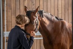 Reduceret vandindtag er en væsentlig årsag til kolik, advarer Agrias hestedyrlæge, Jon Vedding, der derfor opfordrer hesteejere til at tilbyde hesten vand fra et isoleret eller opvarmet vandkar på folden. Dyrlægen anbefaler desuden at benytte en vandspand i stalden for at kunne holde øje med, hvor meget den enkelte hest indtager.