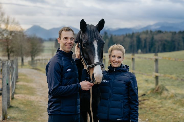 Dressurrytterne, søskendeparret Benjamin Wrendl og Jessica von Bredow Wrendl, der er blevet en del af Agrias hold af internationale profilryttere, som skal fungere som brobyggere og øge forståelsen for hestevelfærd blandt ryttere og hesteejere.