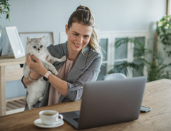 Vores kæledyr er flyttet fra stald og bryggers ind på vores Instagram: Yngre danske kæledyrsejere bygger deres livsstil op omkring deres kæledyr, mens ældre indikerer et mere traditionelt dyrehold, som oftest indebærer at vise kærlighed ved at tilbyde noget velsmagende mellem måltiderne, viser en ny undersøgelse fra Agria Dyreforsikring.