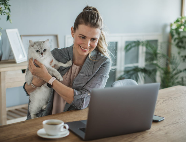 Vores kæledyr er flyttet fra stald og bryggers ind på vores Instagram: Yngre danske kæledyrsejere bygger deres livsstil op omkring deres kæledyr, mens ældre indikerer et mere traditionelt dyrehold, som oftest indebærer at vise kærlighed ved at tilbyde noget velsmagende mellem måltiderne, viser en ny undersøgelse fra Agria Dyreforsikring.